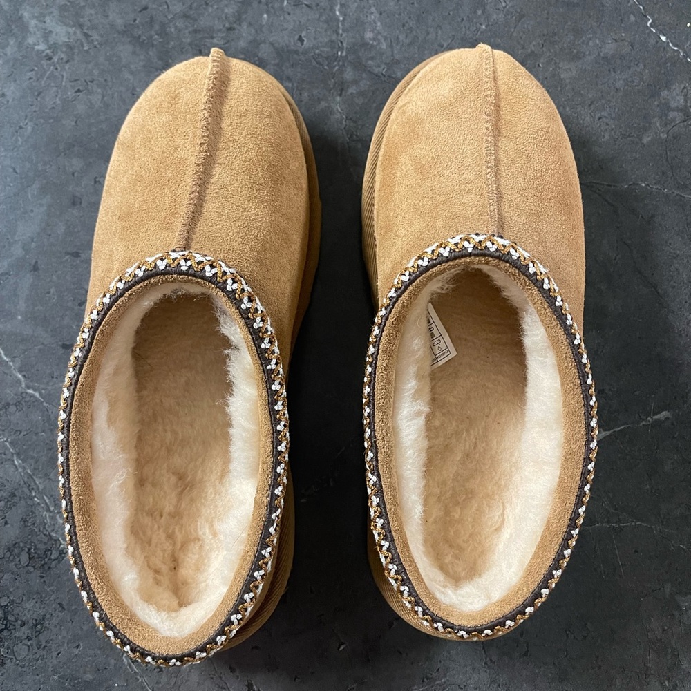 Brand new Ugg youth 5 fits size 7 women’s